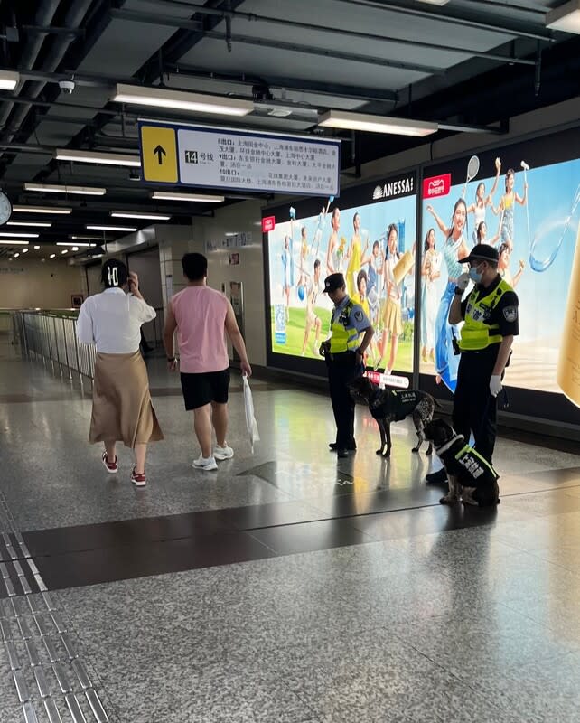 上海地鐵持刀案件後見警率增加 上海地鐵9號線合川路站19日上午發生持刀傷人事 件，造成3人受傷；在該事件發生後，地鐵站的見警 率明顯增加了。 中央社記者李雅雯上海攝  113年6月19日 