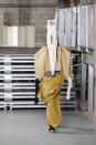 <p><b>Rick Owens – Paris Fashion Week</b><br>Guck, guck! Auch Rick Owens zeigt, dass ein winziges Guckloch ausreicht, um den Catwalk zu finden. Die Arme benutzen muss das Model während der Show sowieso nicht. (Bild: ddpimages) </p>