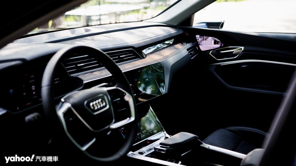 強烈Audi特色的前排駕駛座艙配置並未因小改款幅度的規模而有所變化。