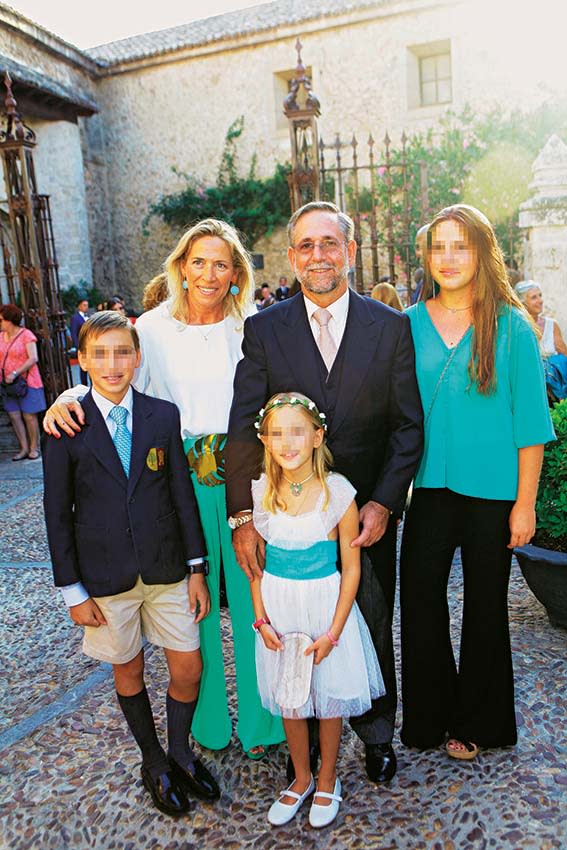 Juan de la Sierra, marqués de Urquijo, y su esposa Rocío con sus tres hijos