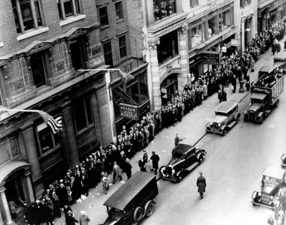 Diese Luftaufnahme zeigt eine lange Schlange von etwa 5.000 Arbeitslosen, die vor dem Gebäude des State Labor Bureau warten. - Copyright: AP