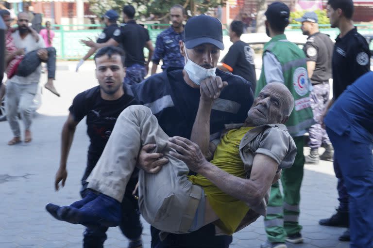 Los palestinos heridos en los ataques aéreos israelíes contra la Franja de Gaza son trasladados al hospital de Al Aqsa en la ciudad de Deir el Balah, Franja de Gaza. (AP Photo/Adel Hana)