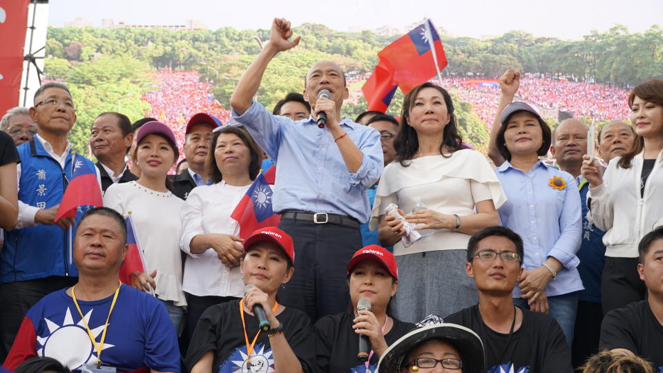 韓國瑜在和優良畢業生合照時，遭到15歲的國中生嗆他想選總統的想法「太可笑」。 (圖/資料照)