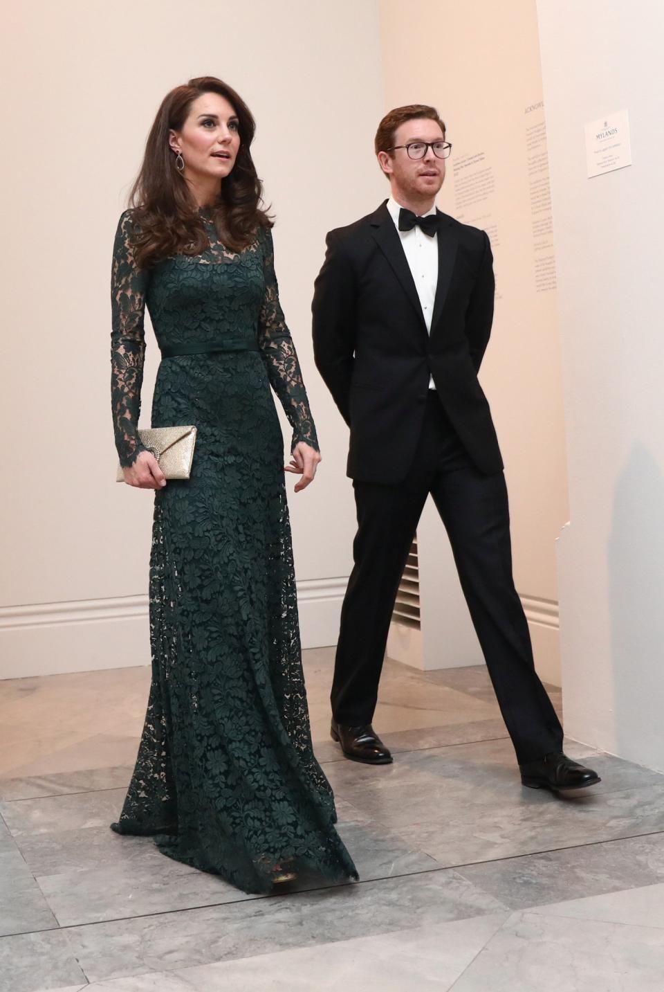 <p>In diesem smaragdgrünen Spitzen-Abendkleid von Temperly London war Kate ein echter Blickfang. Beim Besuch der National Portrait Gala stahl die Herzogin im bodenlangen Look allen die Show – begleitet von goldenen Accessoires: Eine Glitzer-Clutch von Wilbur und Gussie sowie Riemchensandalen von Jimmy Choo. (Bild: PA) </p>