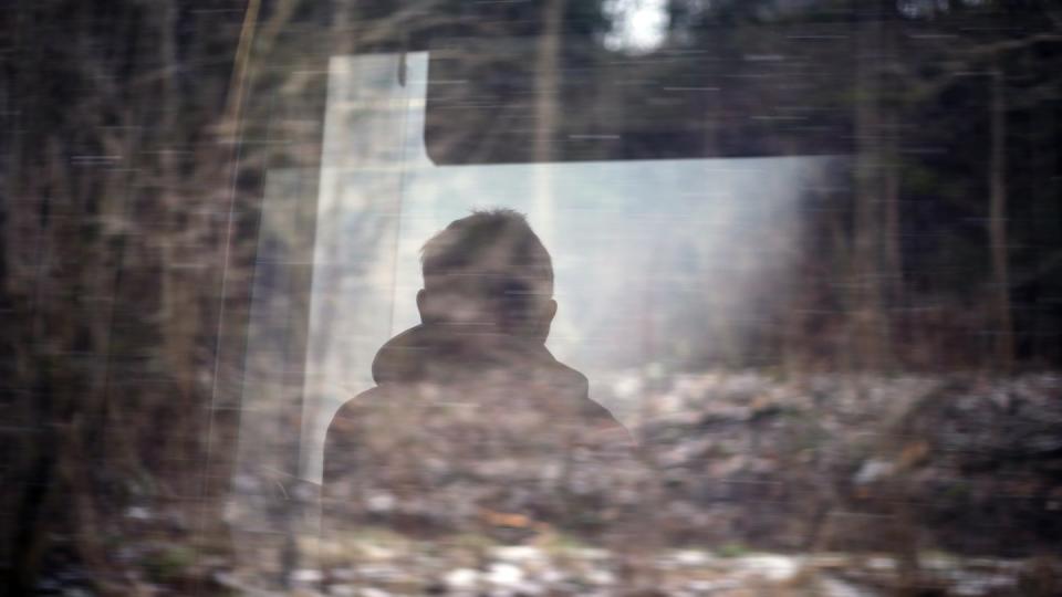 Ein Mann blickt aus dem Fenster eines Zuges. Foto: Karl-Josef Hildenbrand/Illustration