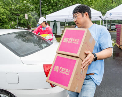 (Crédito: Chip McCrea) Una familia de Dulles Corridor recibe alimentos y artículos de primera necesidad como parte del programa Summer Food Distribution que organizan StarKist®, Feed the Children y Cornerstones. (PRNewsfoto/StarKist Co.)