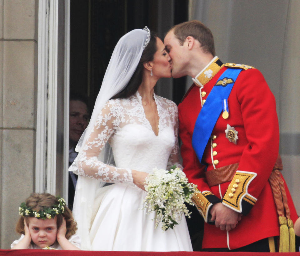 DER ROYALE KUSS UND DAS TRAURIGE BLUMENMÄDCHEN