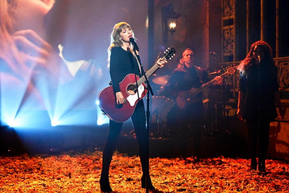 SATURDAY NIGHT LIVE -- "Jonathan Majors" Episode 1811 -- Pictured: Musical guest Taylor Swift performs on Saturday, November 13, 2021