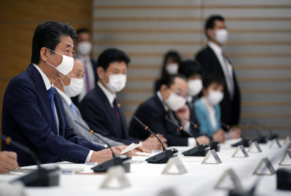 ▲日本首相安倍晉三戴上布口罩。（示意圖／美聯社／達志影像）