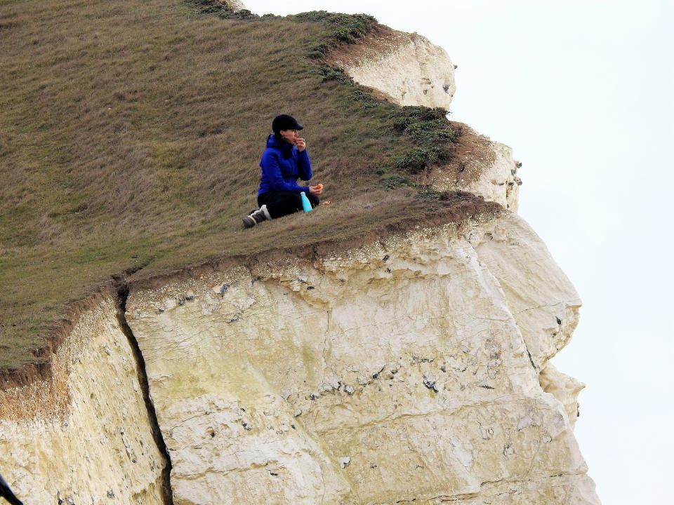 The woman has lunch on the cliff edge (Sid Saunders / SWNS.com)