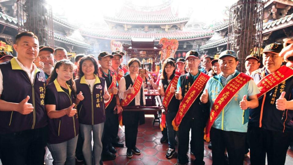 ▲同安寮十二庄請媽祖日，今天一早，彰化縣長王惠美及同安寮各庄頭代表前往鹿港天后宮、新祖宮恭迎天上聖母聖駕，隨即展開兩天一夜的遶境祈福活動。（記者林明佑翻攝）