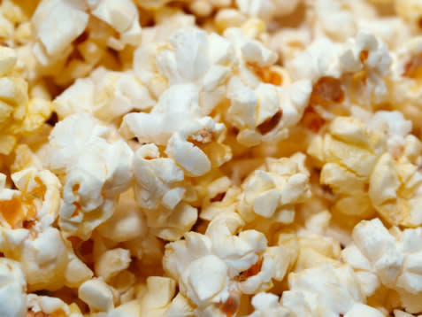 <b>Palomitas de maíz procesadas.</b> Preparadas de forma natural son un alimento muy nutritivo, ya que se trata de un grano entero, naturalmente bajo en calorías. En investigaciones recientes se ha descubierto que los granos reventados son sorprendentemente altos en antioxidantes, incluso más alto que muchas frutas y verduras. Pero, ¿cuándo se convierten en un peligro? Cuando son procesadas y aderezadas con saborizantes artificiales y conservadores.