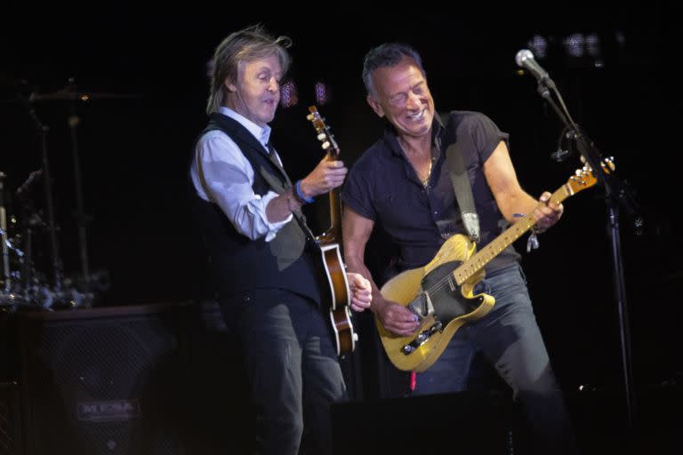 Paul McCartney y Bruce Springsteen, dos señores de miles de batallas que, como sucedió el año pasado, hasta se animan a compartir un gran escenario para dicha de sus fanáticos