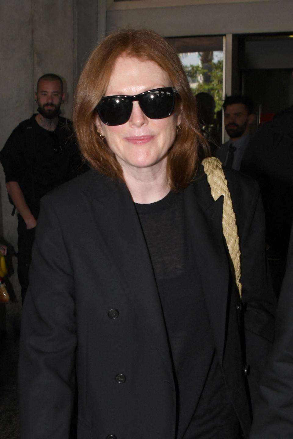 Julianne Moore arrive à l'aéroport de Nice