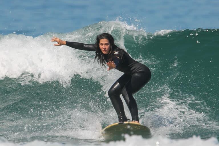 Jimena Barón se animó a hacer surf en Brasil en un viaje soñado junto a su hijo Momo