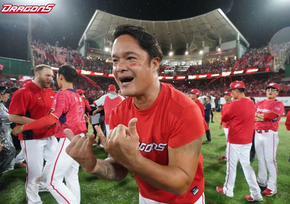 台灣大賽味全龍奪冠，林智勝開心慶功。（翻攝自味全龍Dragons臉書）