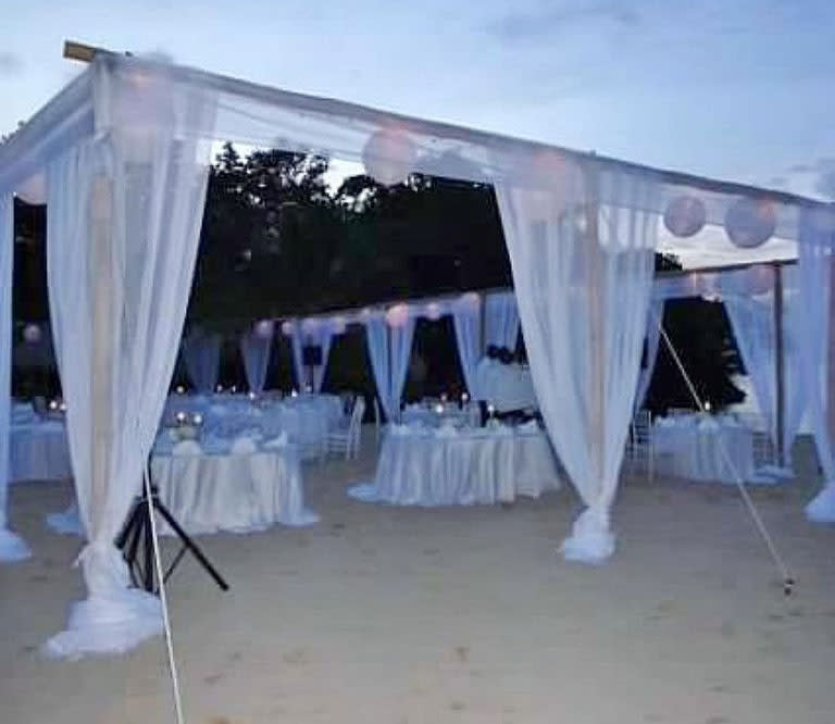 <span>The reception was decorated with white lanterns and tablecloths. </span>Photo: Mega