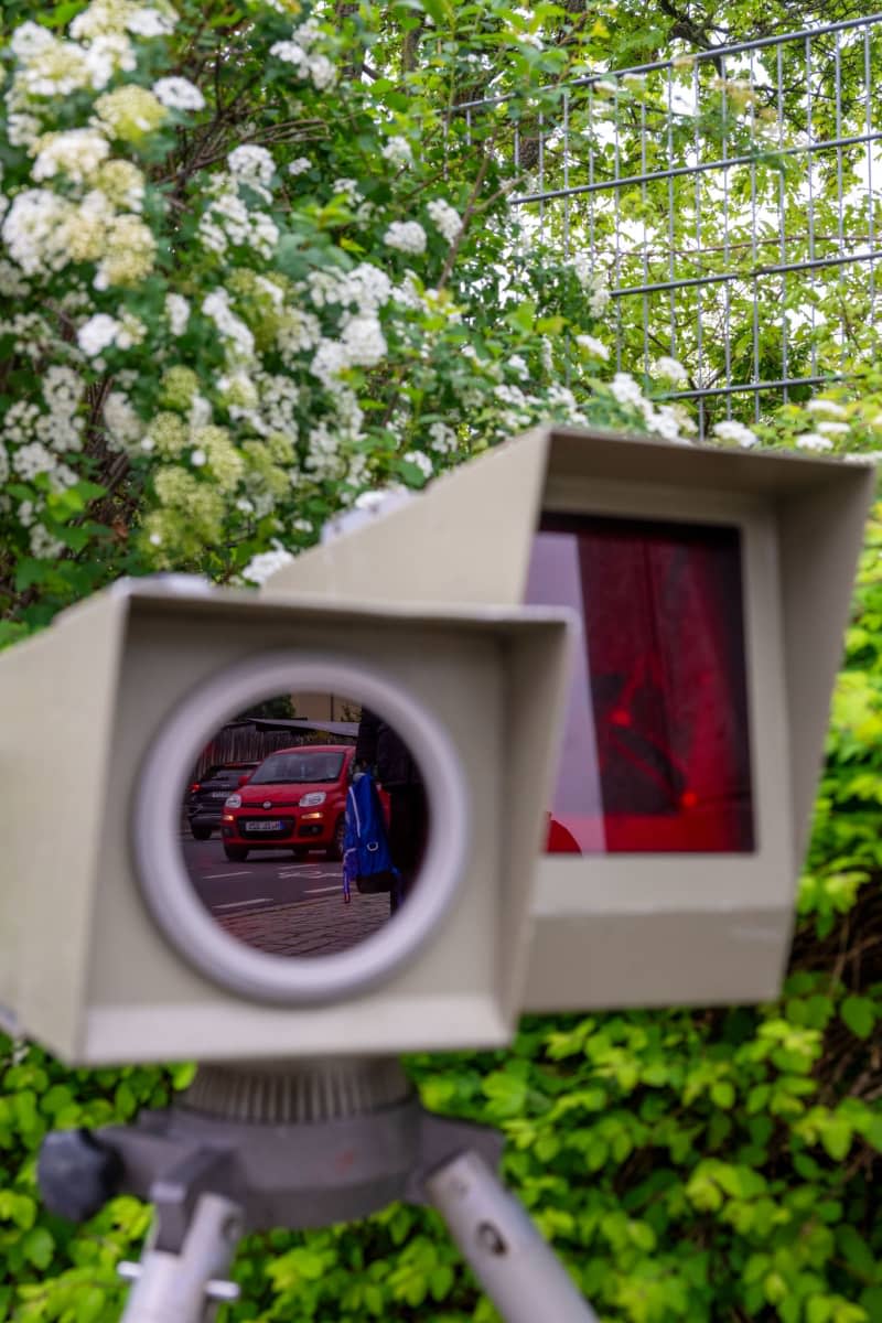 A car is reflected in the lens of a speed measurement device. Until 6 a.m. on Saturday, April 20, around 2,000 police officers and other municipal traffic control officers will be carrying out speed measurements at around 1,500 possible measuring points throughout Bavaria. Pia Bayer/dpa