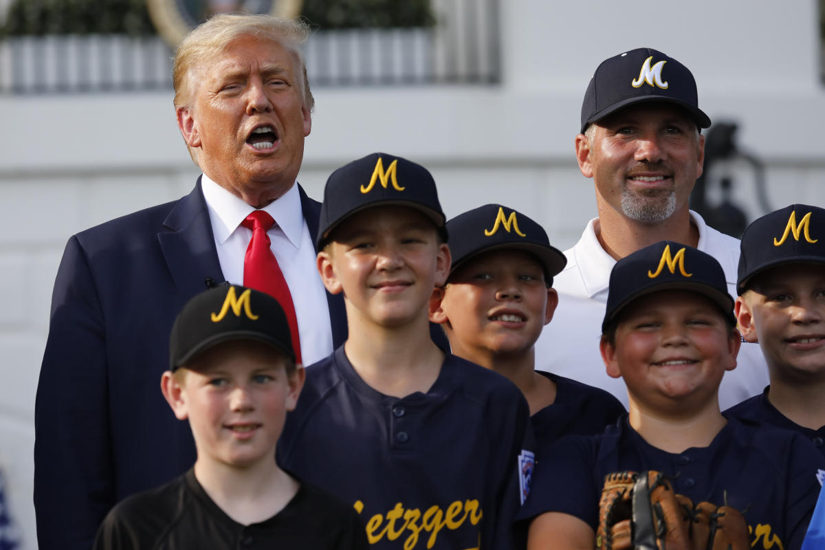 Little Leaguers greet Major League Baseball players