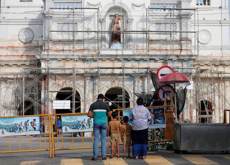 Sri Lankan Catholics pray on the road in front of St. Anthony's Shrine, where an explosion took place during mass on Easter Sunday, in Colombo, Sri Lanka May 5, 2019. REUTERS/Dinuka Liyanawatte