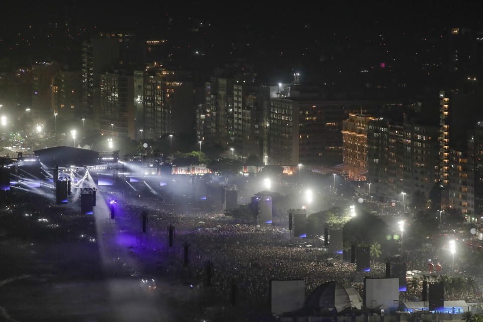 Fans reunidos en la playa Copacabana para ver el último concierto de The Celebration Tour de Madonna, en Río de Janeiro, Brasil, el sábado 4 de mayo de 2024. (Foto AP/Bruna Prado)