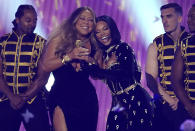 Mariah Carey, en el centro a la izquierda, y Latto cantan en la ceremonia de los Premios BET, el domingo 26 de junio de 2022 en el Teatro Microsoft en Los Ángeles. (AP Foto/Chris Pizzello)