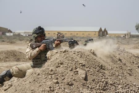 Iraqi soldiers train with members of the U.S. Army 3rd Brigade Combat Team, 82nd Airborne Division, at Camp Taji, Iraq, in this U.S. Army photo released June 2, 2015. REUTERS/U.S. Army/Sgt. Cody Quinn/Handout