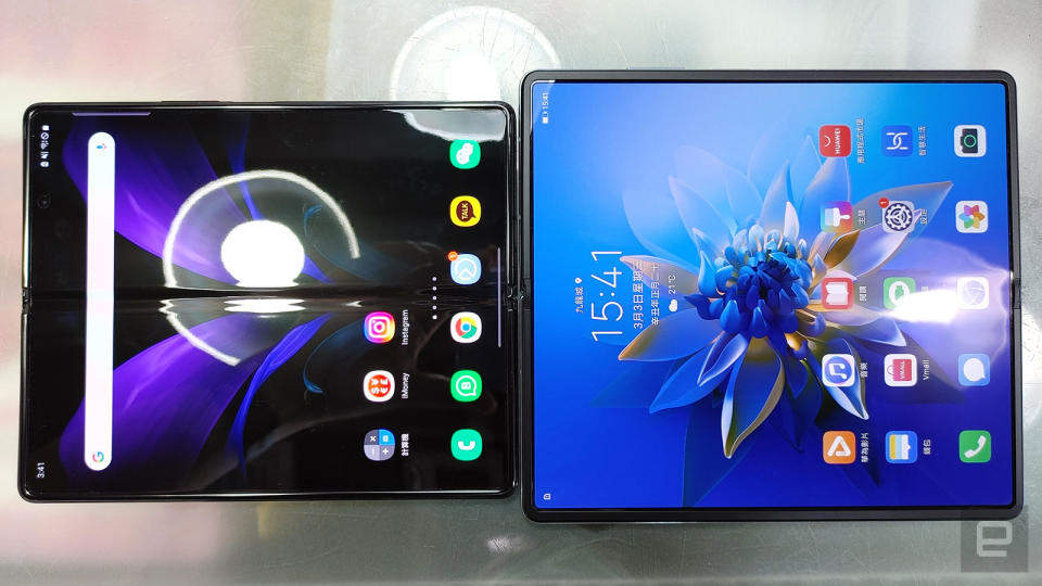 Mate X2 面積明顯比 Galaxy Z Fold 2 大。