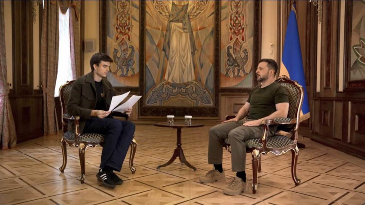 Hugo Décrypte (left) and Ukrainian President Volodymyr Zelenskyy (right). Photo: Screenshot from video