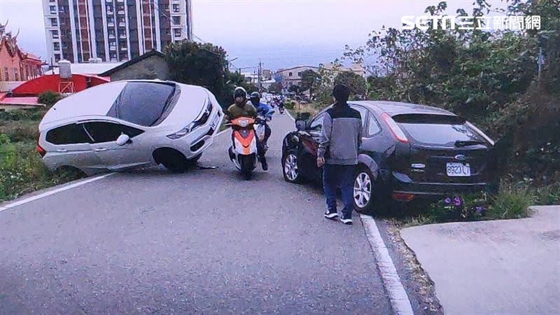 台中市大雅區發生3車事故，後方機車竟直接頂起轎車。（圖／翻攝畫面）