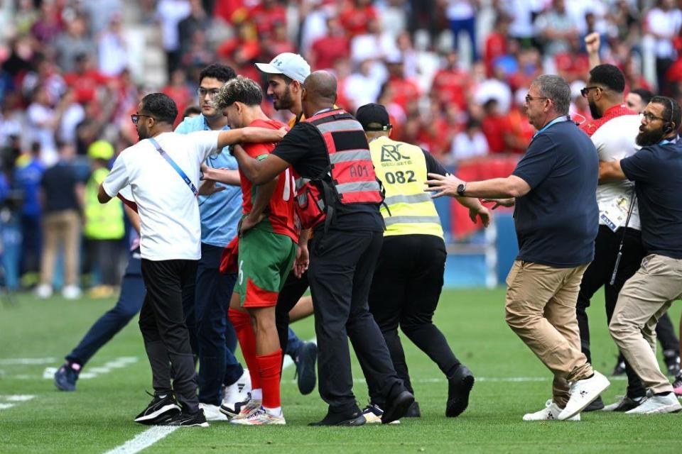 Policías resguardan a jugadores de Marruecos