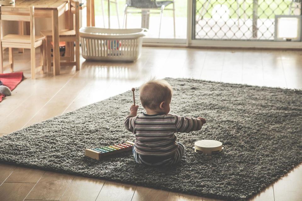 ▲一名單身、獨居的男網友遭鄰居投訴家裡有小孩哭鬧，讓他納悶又生氣。（示意圖／pixabay）