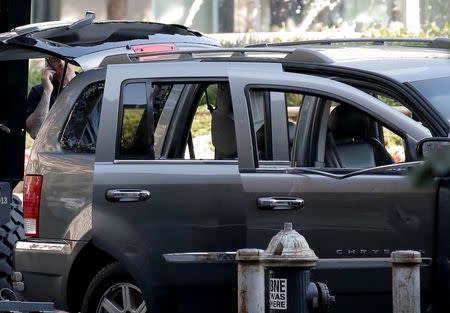 Police investigate the SUV in which a man suspected of causing a bomb scare barricaded himself, causing an hours-long standoff and the shutdown of a mid-Manhattan area in New York City, New York, U.S. July 21, 2016. REUTERS/Brendan McDermid