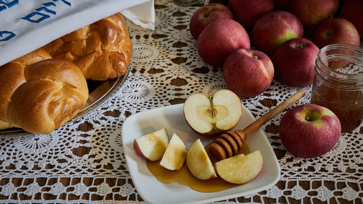 rosh hashana holiday table with apples and honey