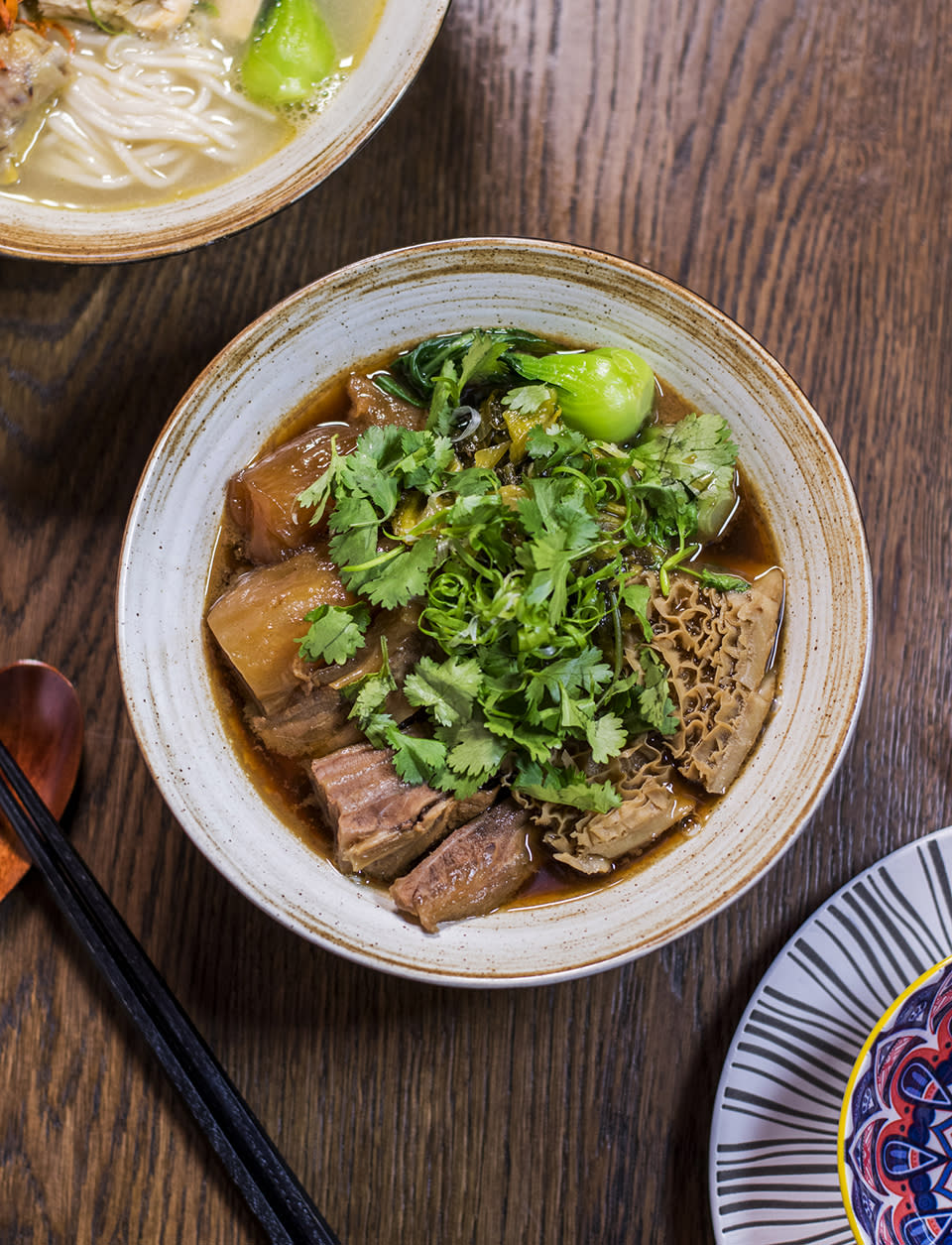 北角美食︱花燈高掛台灣菜小店 席前加湯！黑麻油蟲草花雞湯麵