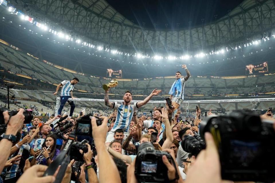 Lionel Messi de Argentina celebra con el trofeo frente a los aficionados después de ganar el partido de fútbol final de la Copa del Mundo entre Argentina y Francia en el Estadio Lusail en Lusail, Qatar, el domingo 18 de diciembre de 2022. Argentina ganó 4-2 en una tanda de penales después de que el partido terminara empatado 3-3. (Foto AP/Martin Meissner)