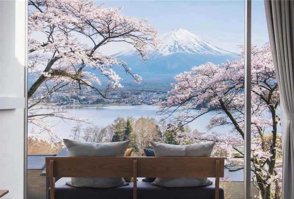 「虹夕諾雅富士飯店」每間房間皆有獨立露台，將富士山全景與河口湖風光盡收眼底。圖／KLOOK提供