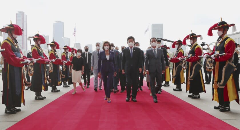 La presidenta de la Cámara de Representantes de Estados Unidos, Nancy Pelosi (centro, izquierda), y su homólogo surcoreano, Kim Jin Pyo (centro, derecha), pasan revista a la guardia de honor a su llegada a la Asamblea Nacional, en Seúl, Corea del Sur, el 4 de agosto de 2022. (Lee Jung-hoon/Yonhap vía AP)