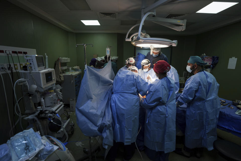 Doctores operan a un paciente en el hospital Mártires de Al-Aqsa, en Deir al-Balah, Gaza, el 17 de marzo de 2024. (AP Foto/Abdel Kareem Hana)