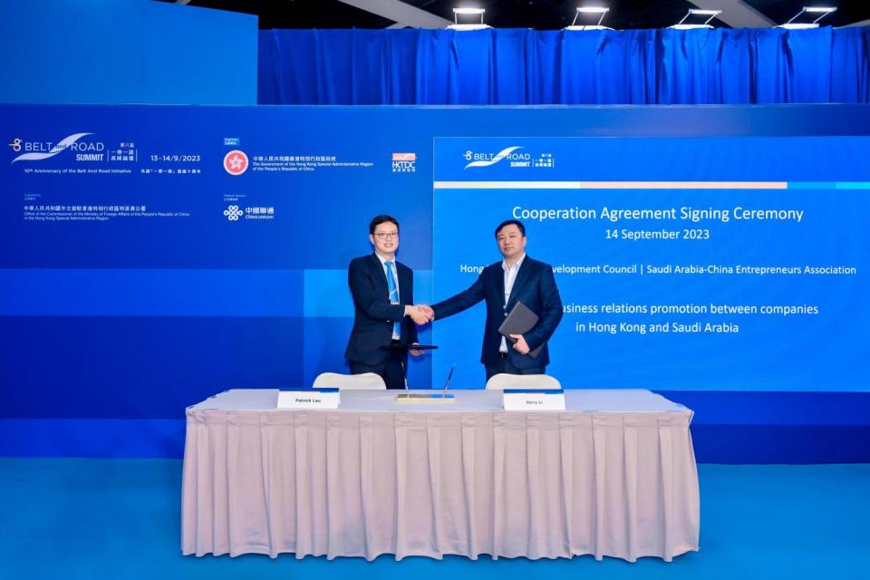 Jerry Li signs MoU with Patrick Lau, Deputy Executive Director, Hong Kong Trade Development Council