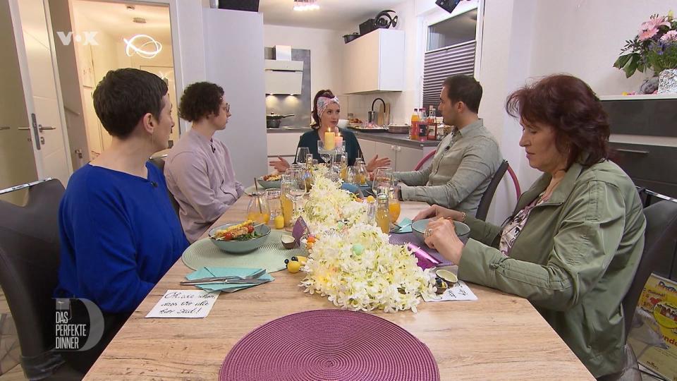 Die Gastgeberin erklärt den Gästen ihre Vorspeise, von links: Ilka, Thomas, Gastgeberin Jess, Domenik und Mechthild.
 (Bild: RTL)