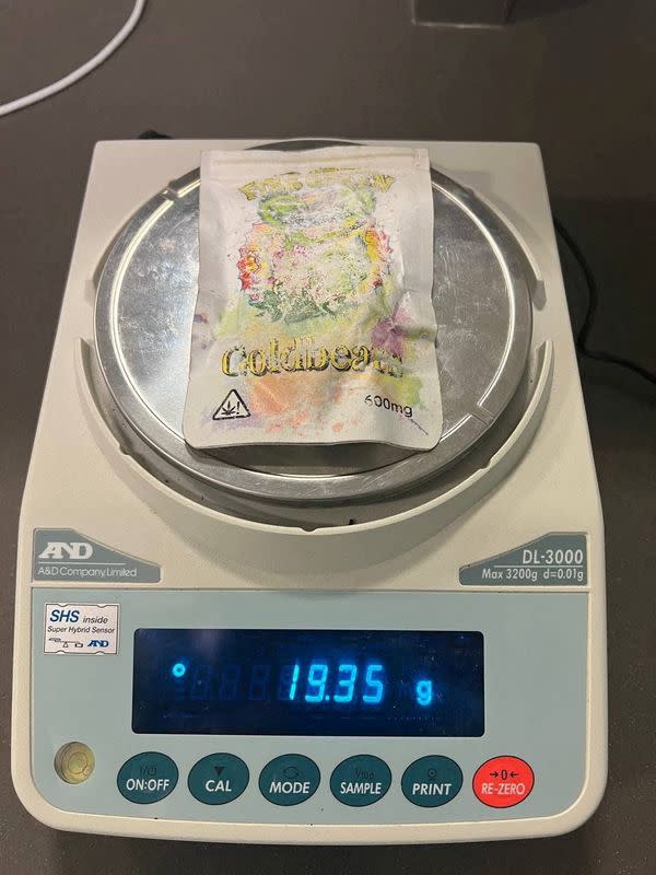 Un paquete que muestra una imagen de una hoja de marihuana, lo que los responsables de aduanas rusos llamaron la pertenencia de un ciudadano alemán que fue detenido a su llegada a la ciudad de San Petersburgo con caramelos de goma que contienen cannabis, colocado en balanzas en un lugar desconocido en Rusia