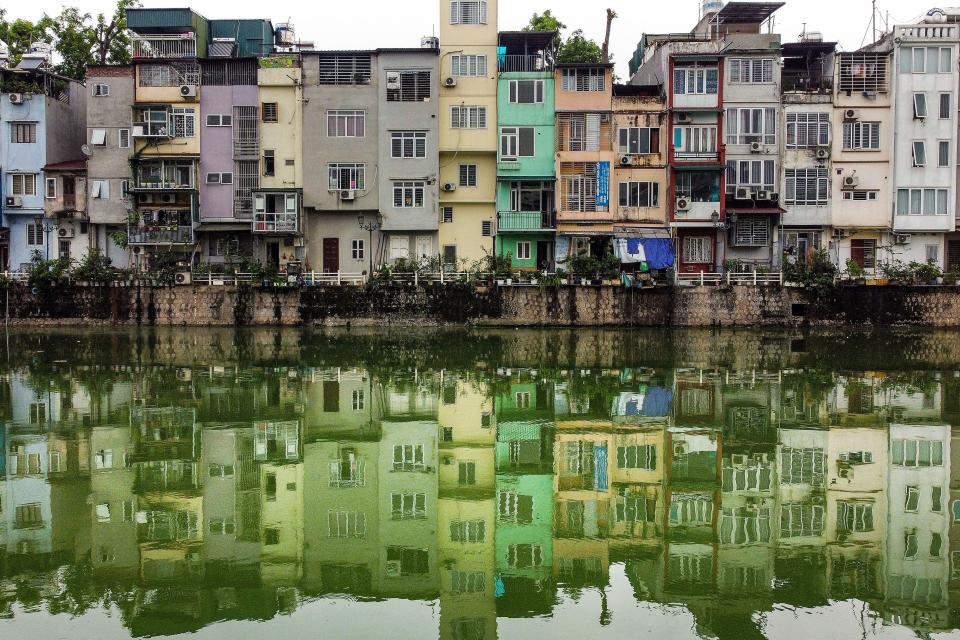 <p>En la imagen, varias casas altas, de colores brillantes y estrechas en una calle de Hanói. Este tipo de edificios residenciales son típicos en la capital de Vietnam. (Foto: Manan Vatsyayana / AFP / Getty Images).</p> 