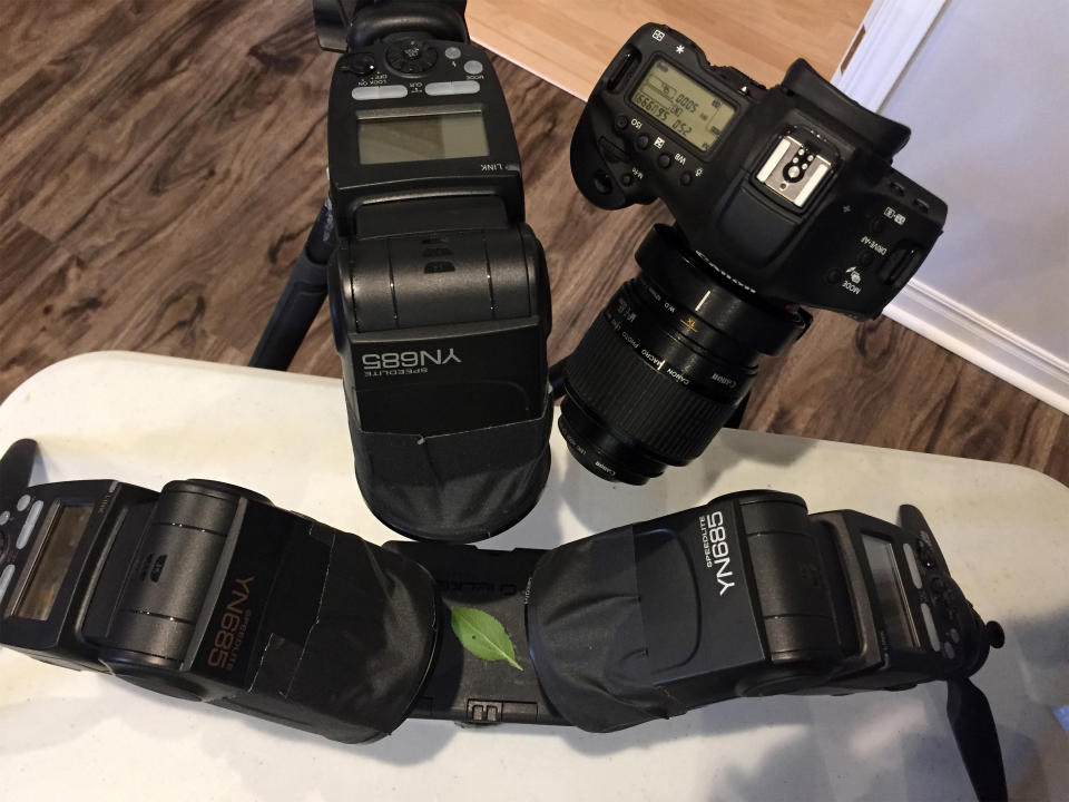 <p>Vor allem ist die Ausrüstung teuer: Die verschiedenen Kameras brauchen auch besondere Blitzlichter, die sich Don Komarechka hinzugekauft hat. </p>