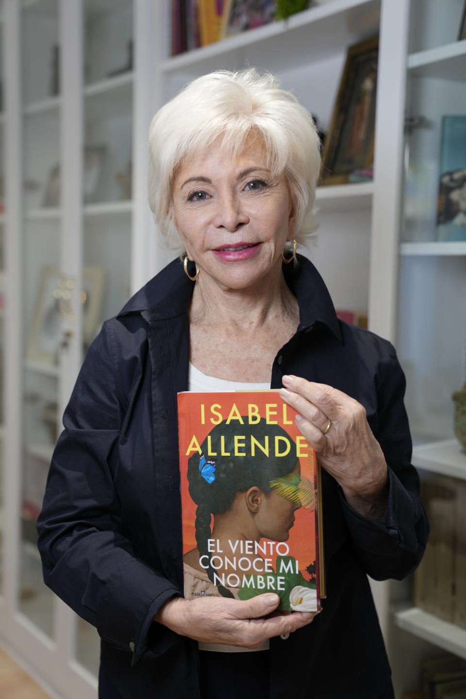 La autora Isabel Allende posa en su estudio en Sausalito, California, el 12 de abril de 2023, para promover su más reciente libro “El viento conoce mi nombre”. (Foto AP/Eric Risberg)