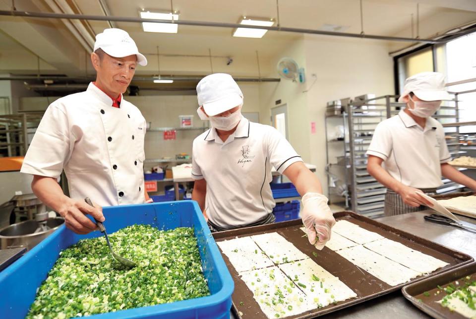 為了創業，黃銘誠（左）學做麵包1年半，堅持要徹底了解麵包才能開店。