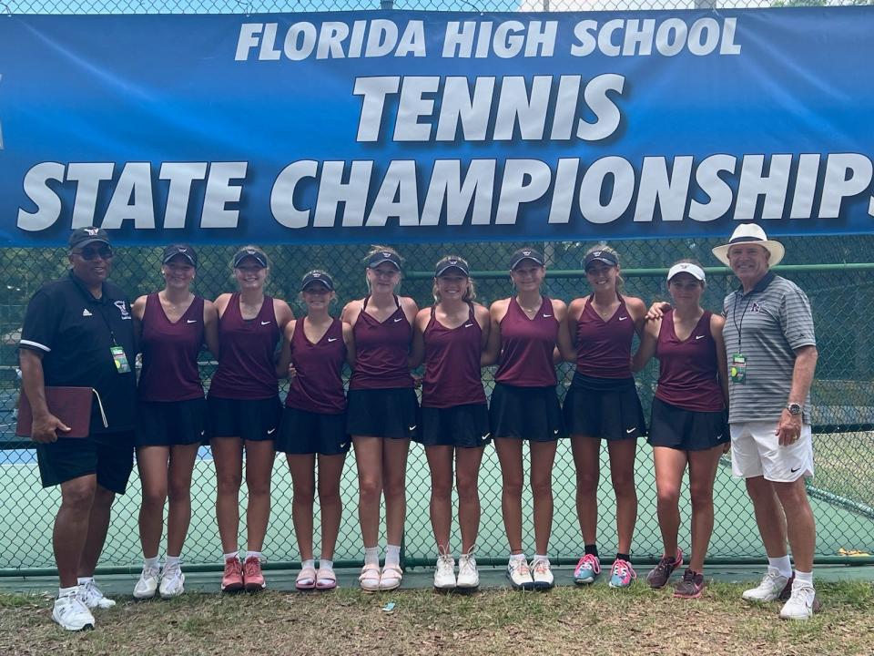 El equipo de tenis femenino de Niceville posa en Sanlando Park después de su victoria por 4-0 sobre Gateway.