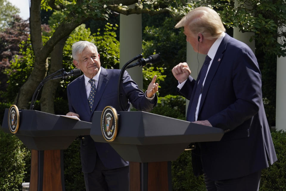 El presidente Donald Trump y su homólogo mexicano Andrés Manuel López Obrador se felicitan mutuamente el miércoles 8 de julio de 2020 antes de firmar una declaración conjunta en la Casa Blanca, en Washington. (AP Foto/Evan Vucci)