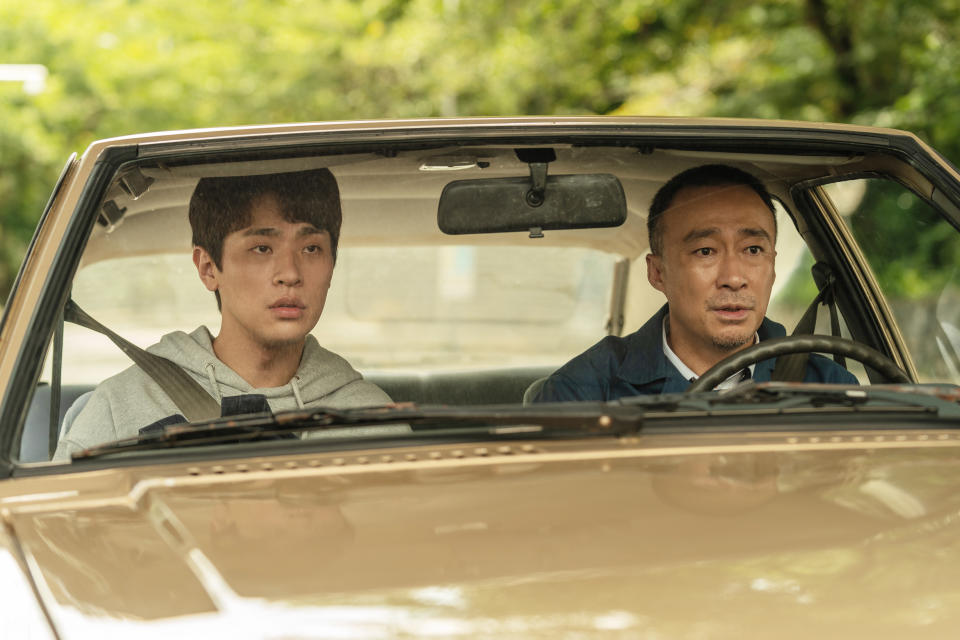 Park Jung-min (left) and Lee Sung-min in Miracle: Letters To The President. (Photo courtesy of tvN)