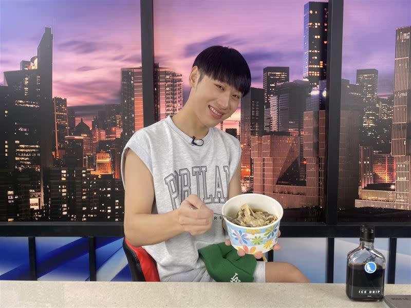 小賴分享美食之餘也透露篩檢過程。（圖／TVBS提供）